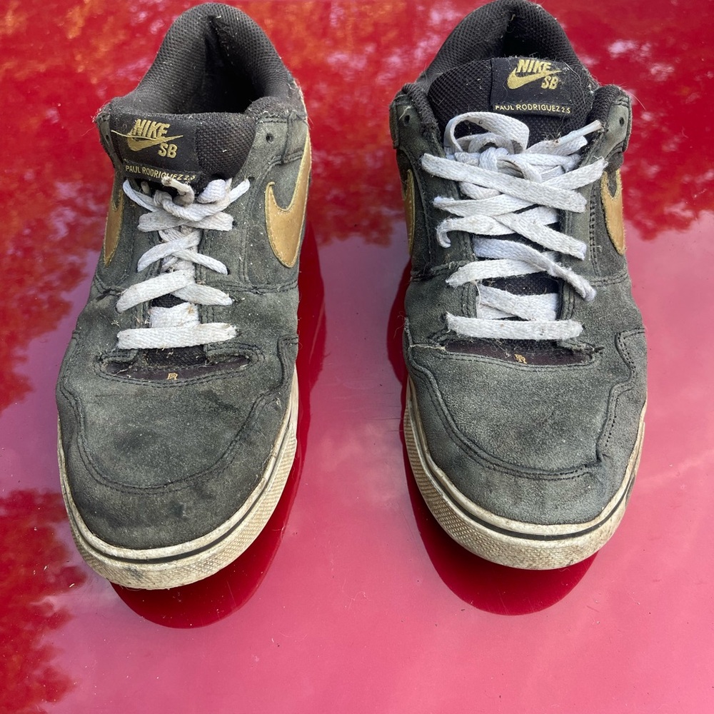 Nike SB Men's Black and Gold Sneakers